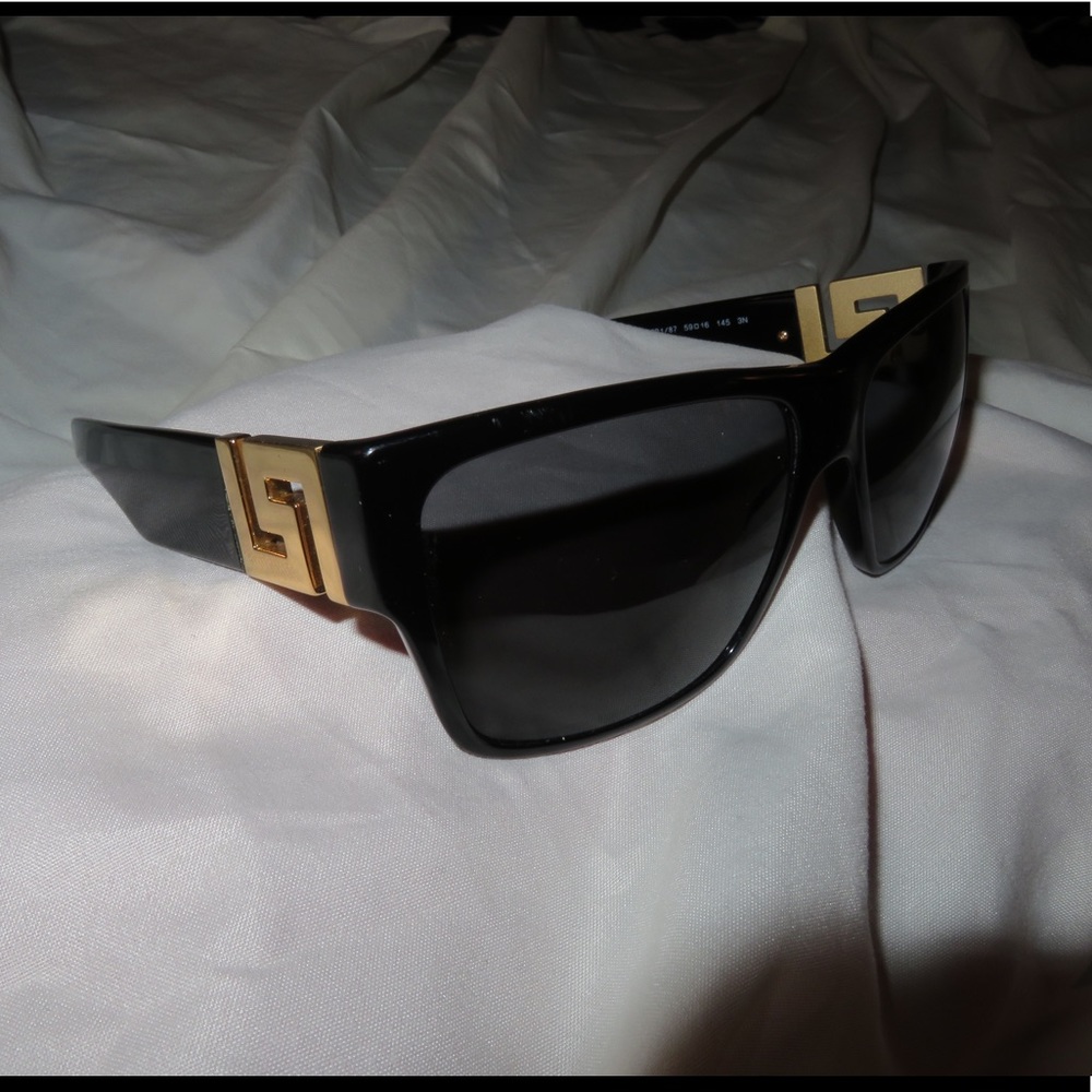 Versace ::BLACK GRECA SQUARED SUNGLASSES